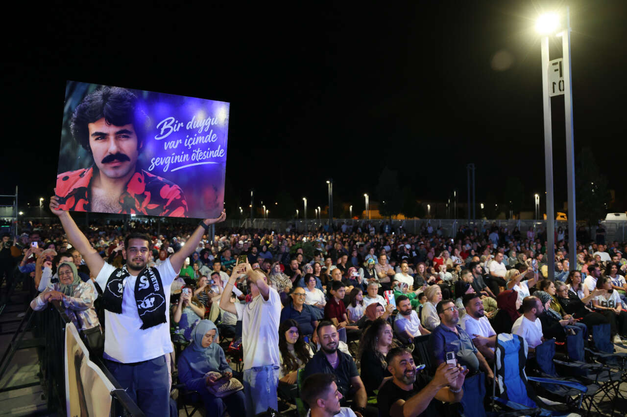 Selçuklu’da arabesk rüzgarı! Binlerce kişi efsanelerin şarkılarını söyledi 4